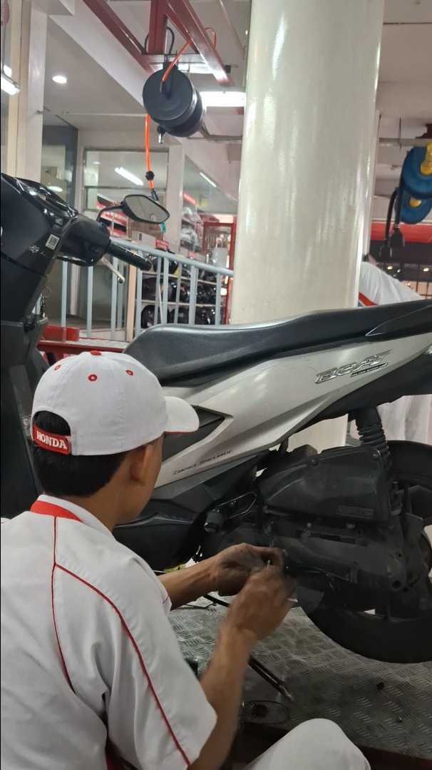 Cuaca Tak Menentu? Yuk, Rawat Motor Secara Berkala Biar Tetap Aman di Jalan